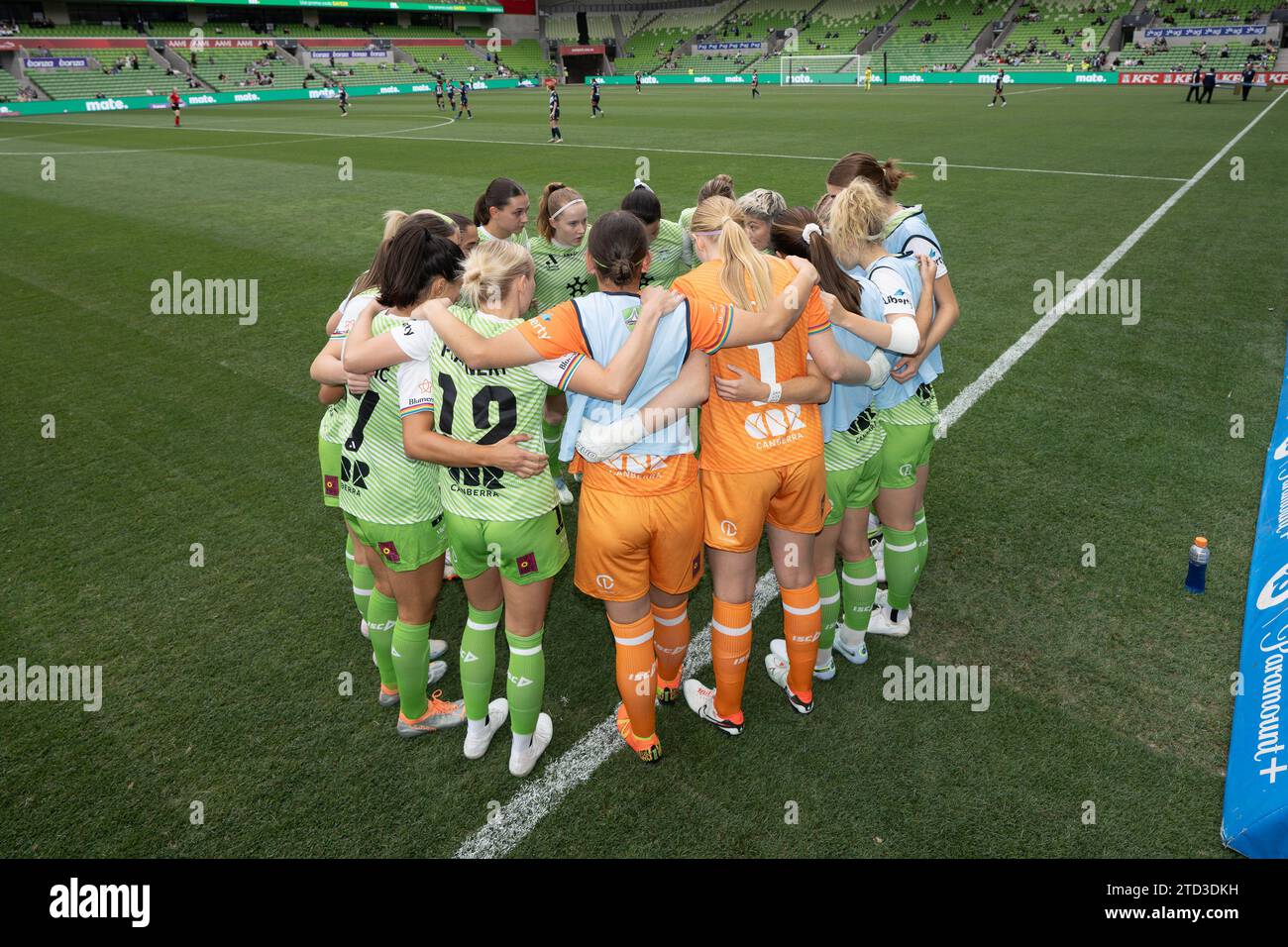 Melbourne, Australien. Dezember 2023. Das Team von Canberra United FC dringt vor Spielbeginn zusammen. Quelle: James Forrester/Alamy Live News Stockfoto