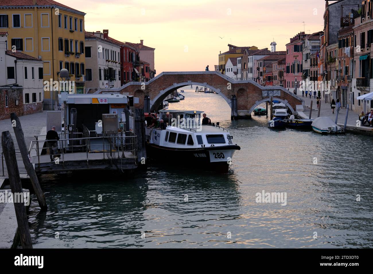 Venedig Italien - Blick auf die Brücke Ponte dei Tre Archi und den Fährhafen Crea Stockfoto