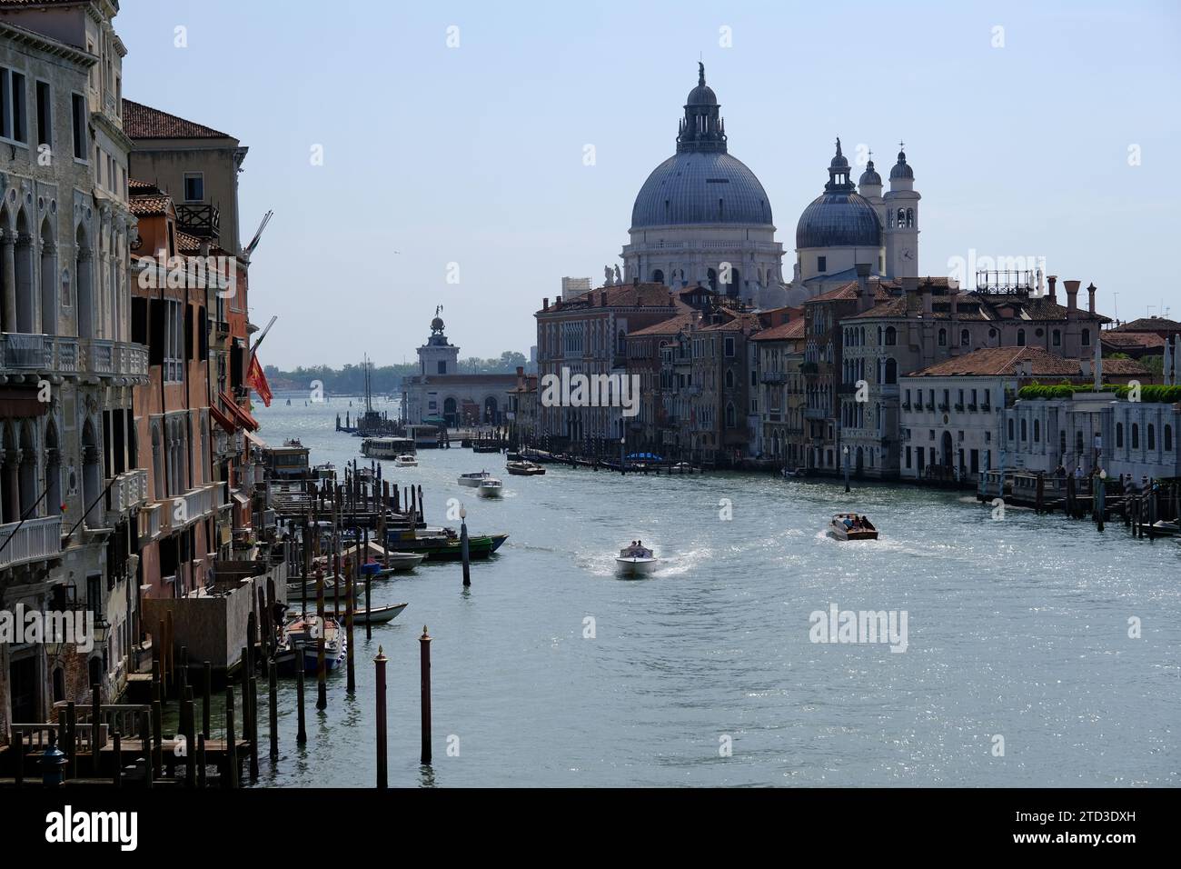 Venedig Italien - Blick von der Brücke Ponte dell'Accademia zur Basilika di Santa Maria della Salute Stockfoto