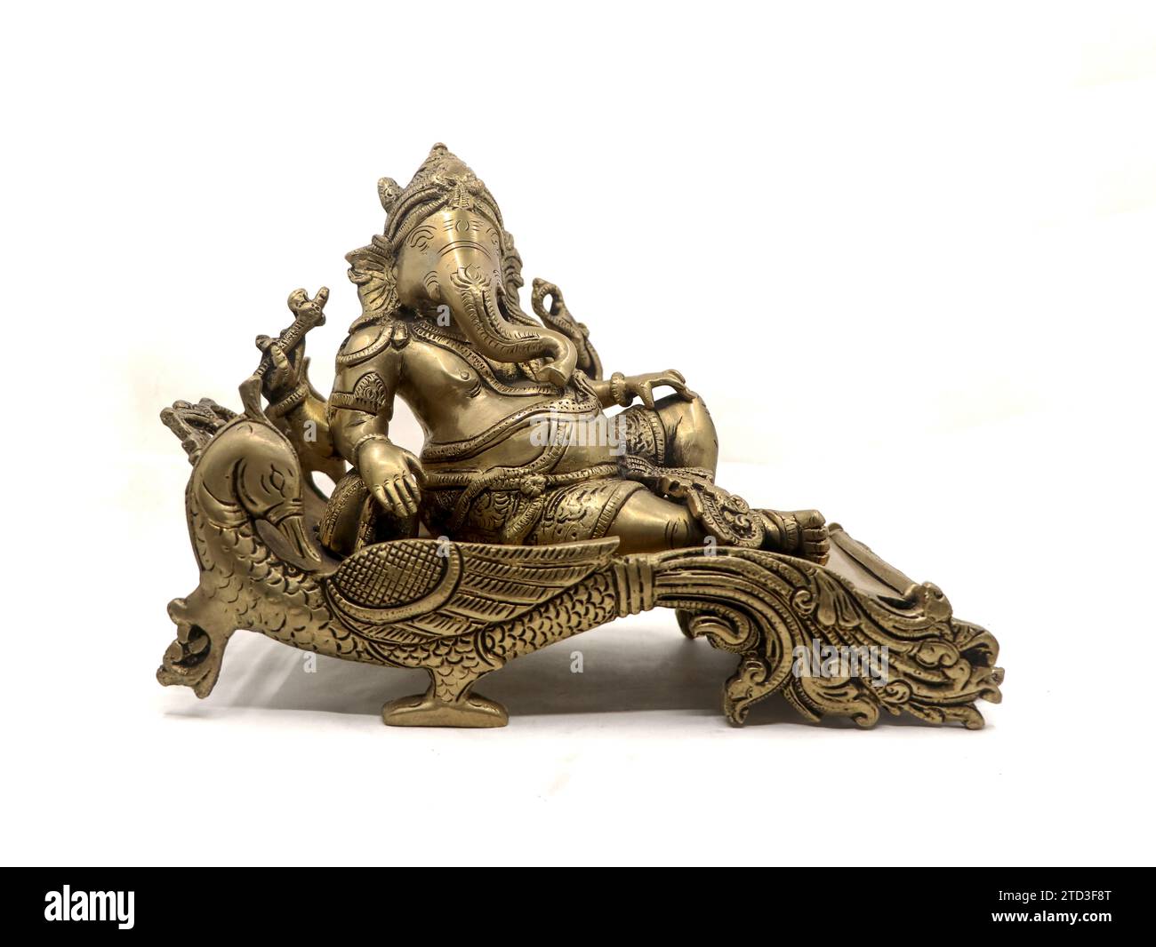 Antike goldene Statue des Elefantenköpfigen Gottes ganesh, der auf einem Pfauenthron sitzt, isoliert auf weißem Hintergrund Stockfoto