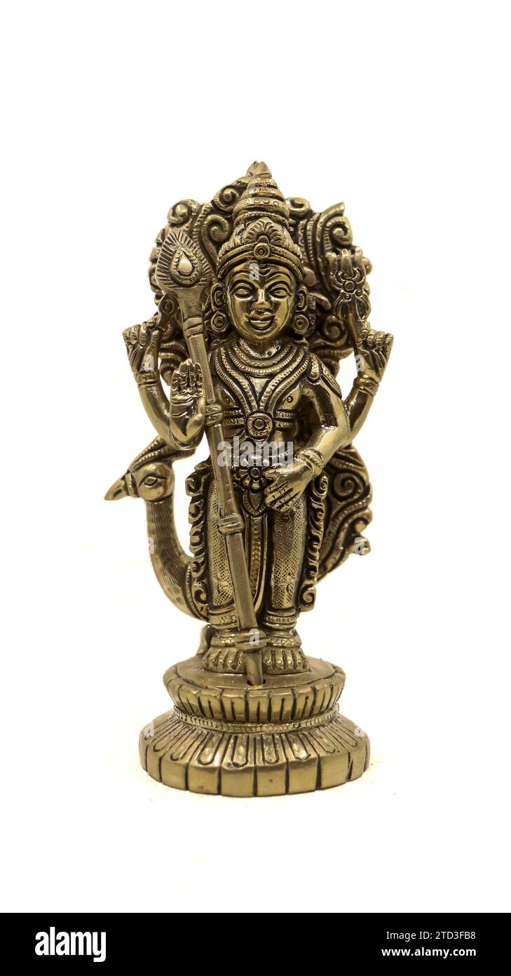 Statue des hindugottes des Krieges subramanya mit seiner Speerwaffe, Sohn des Herrn shiva mit seinem Pfau isoliert auf weißem Hintergrund Stockfoto