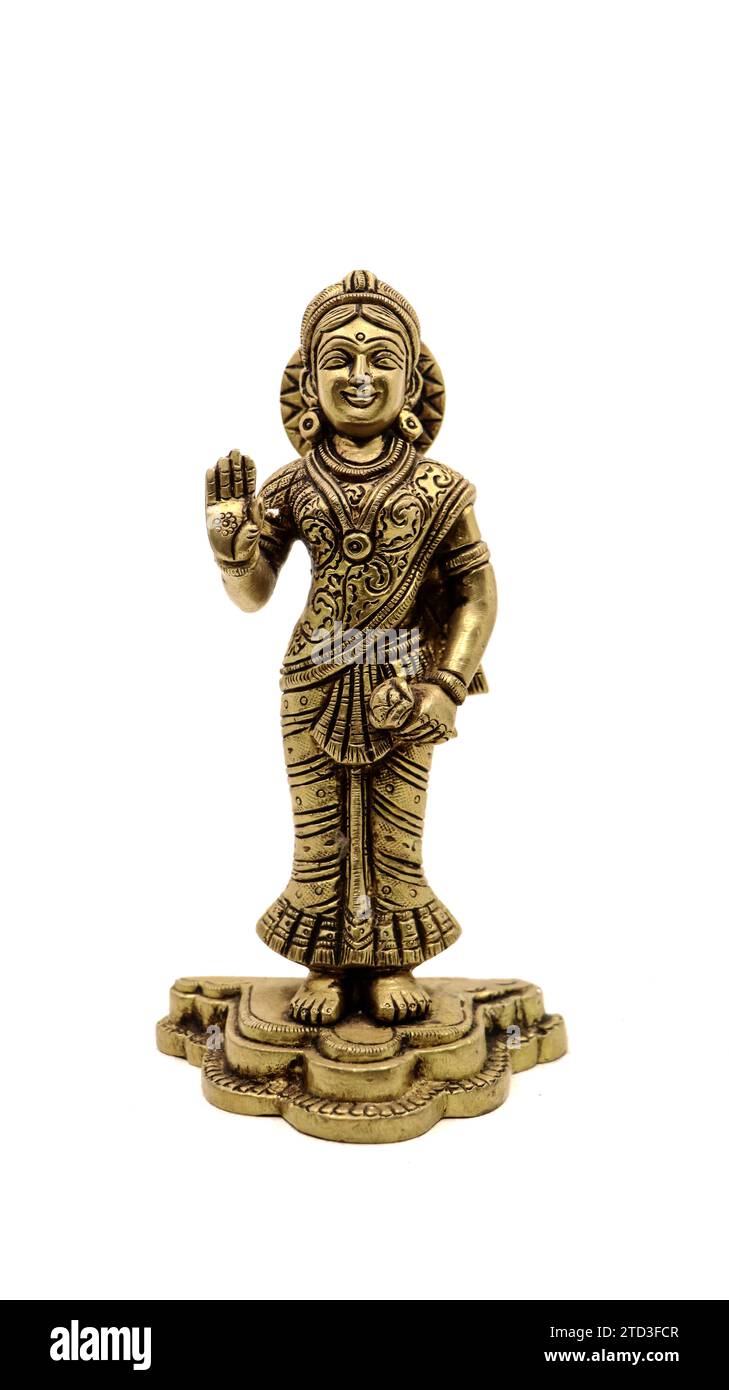 Handgefertigte Vintage-Statue einer traditionellen indianerin aus Saree-Tuch und Schmuck isoliert auf weißem Hintergrund Stockfoto