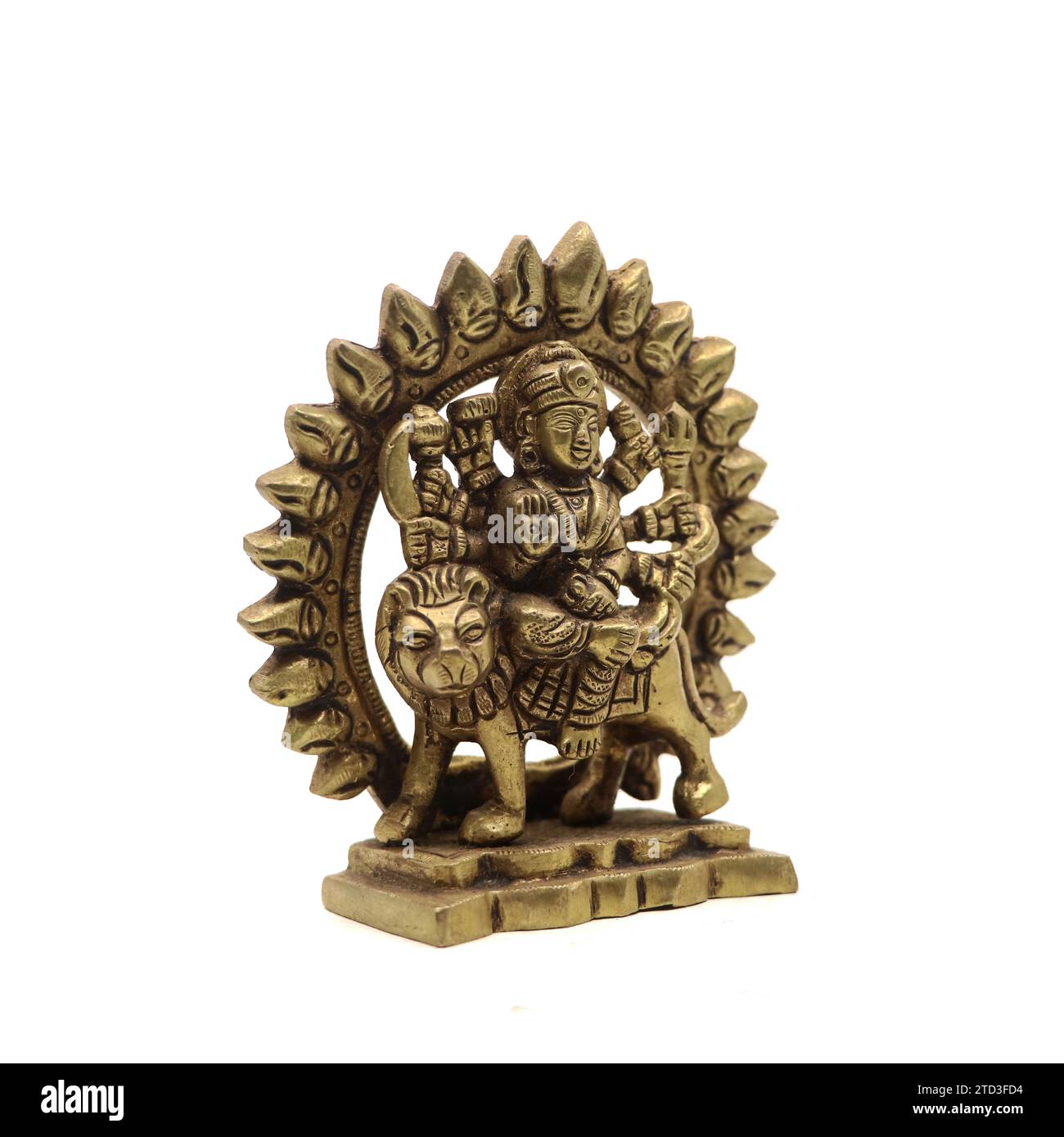 Statue der Göttin durga devi der hinduistischen Religion, die mehrere Waffen in ihren Armen hält und auf ihrem Löwen sitzt Stockfoto