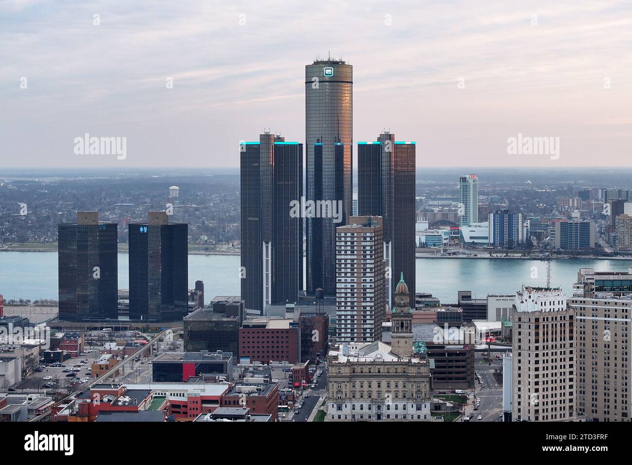 Das GM Renaissance Center und das Hauptquartier von General Motors, Donnerstag, 7. Dezember 2023, in Detroit. Stockfoto