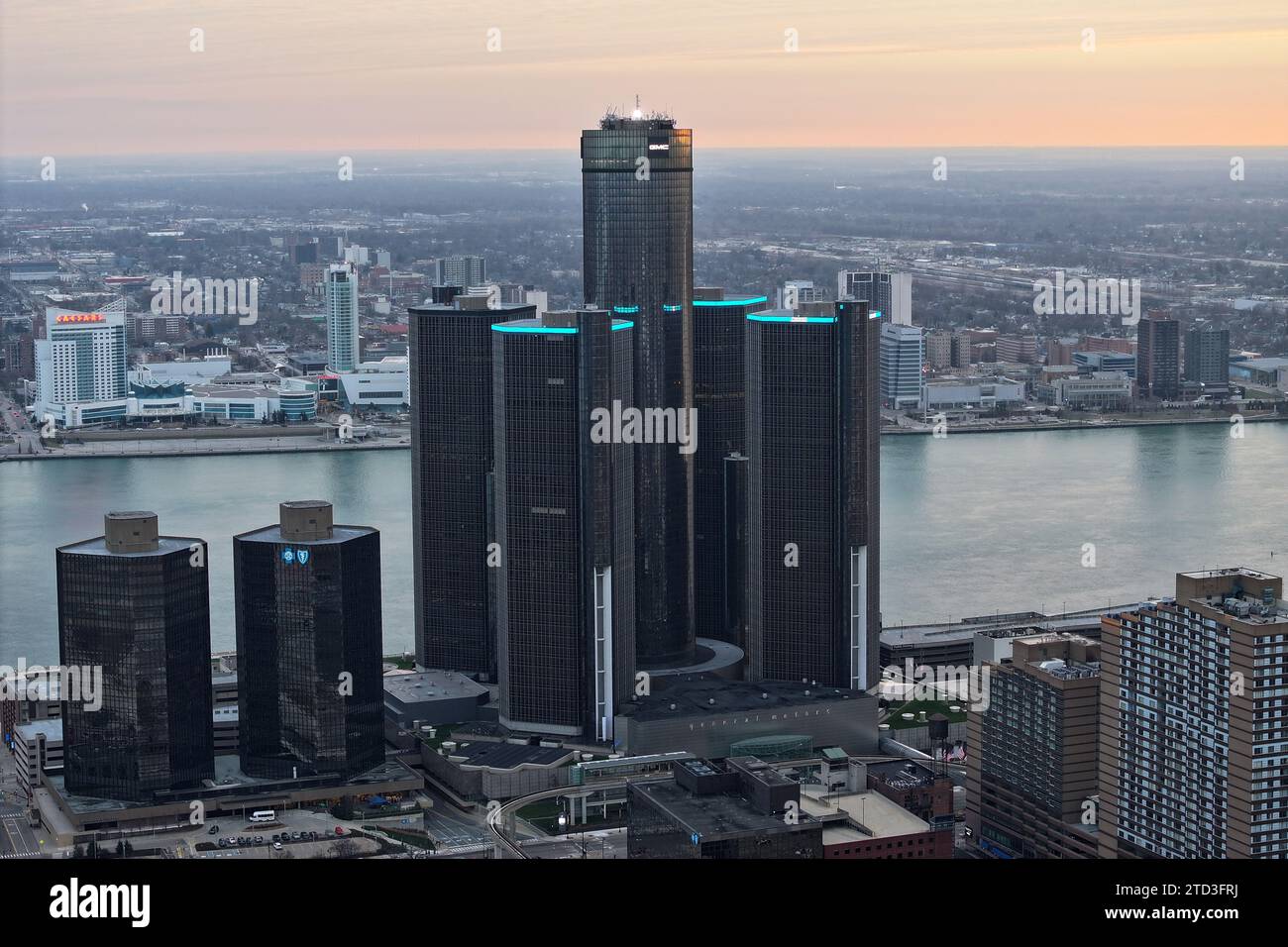 Das GM Renaissance Center und das Hauptquartier von General Motors, Donnerstag, 7. Dezember 2023, in Detroit. Stockfoto