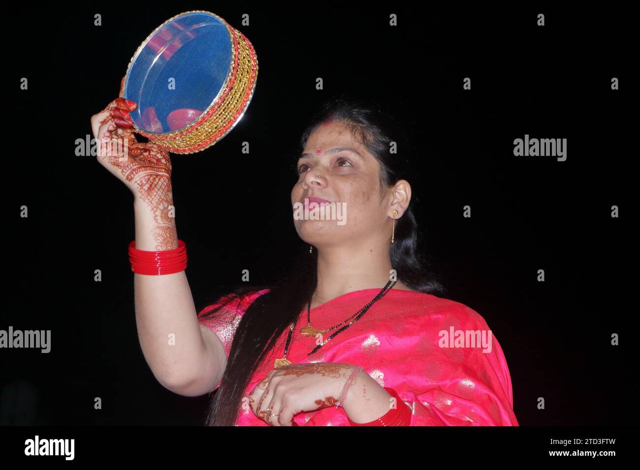 Eine Frau schaut durch das Sieb auf den Mond. Dehradun. Uttarakhand. Indien. Asien. Stockfoto Eine Frau schaut durch das Sieb auf den Mond. Dehradun. Uttarakhand. Indien. Asien. Stockfoto