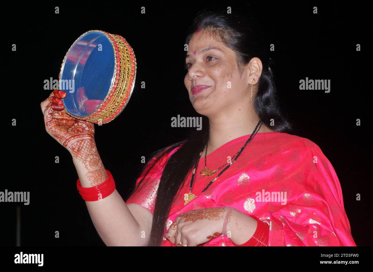 Eine Frau schaut durch das Sieb auf den Mond. Dehradun. Uttarakhand. Indien. Asien. Stockfoto Eine Frau schaut durch das Sieb auf den Mond. Dehradun. Uttarakhand. Indien. Asien. Stockfoto