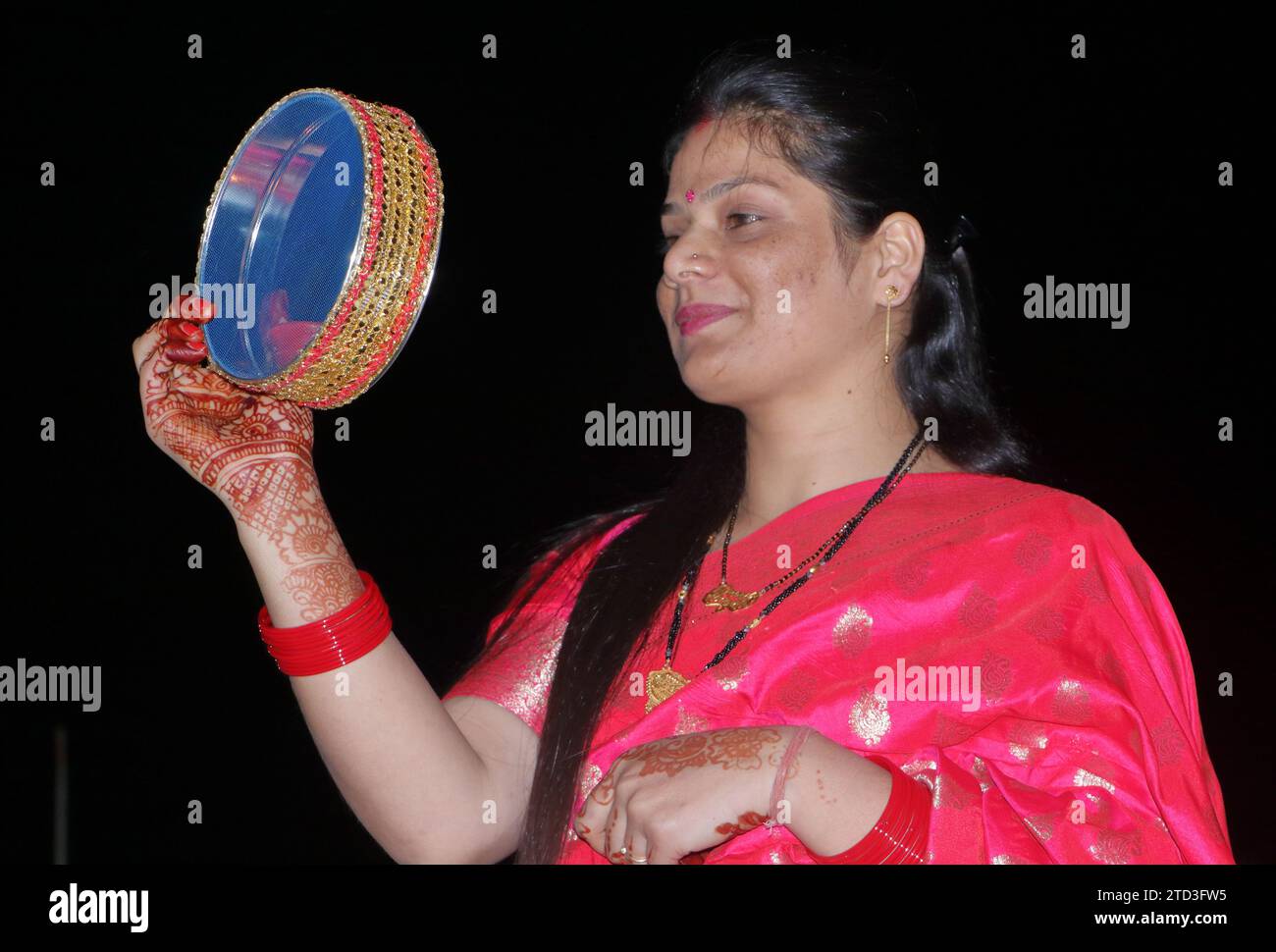 Eine Frau schaut durch das Sieb auf den Mond. Dehradun. Uttarakhand. Indien. Asien. Stockfoto Eine Frau schaut durch das Sieb auf den Mond. Dehradun. Uttarakhand. Indien. Asien. Stockfoto