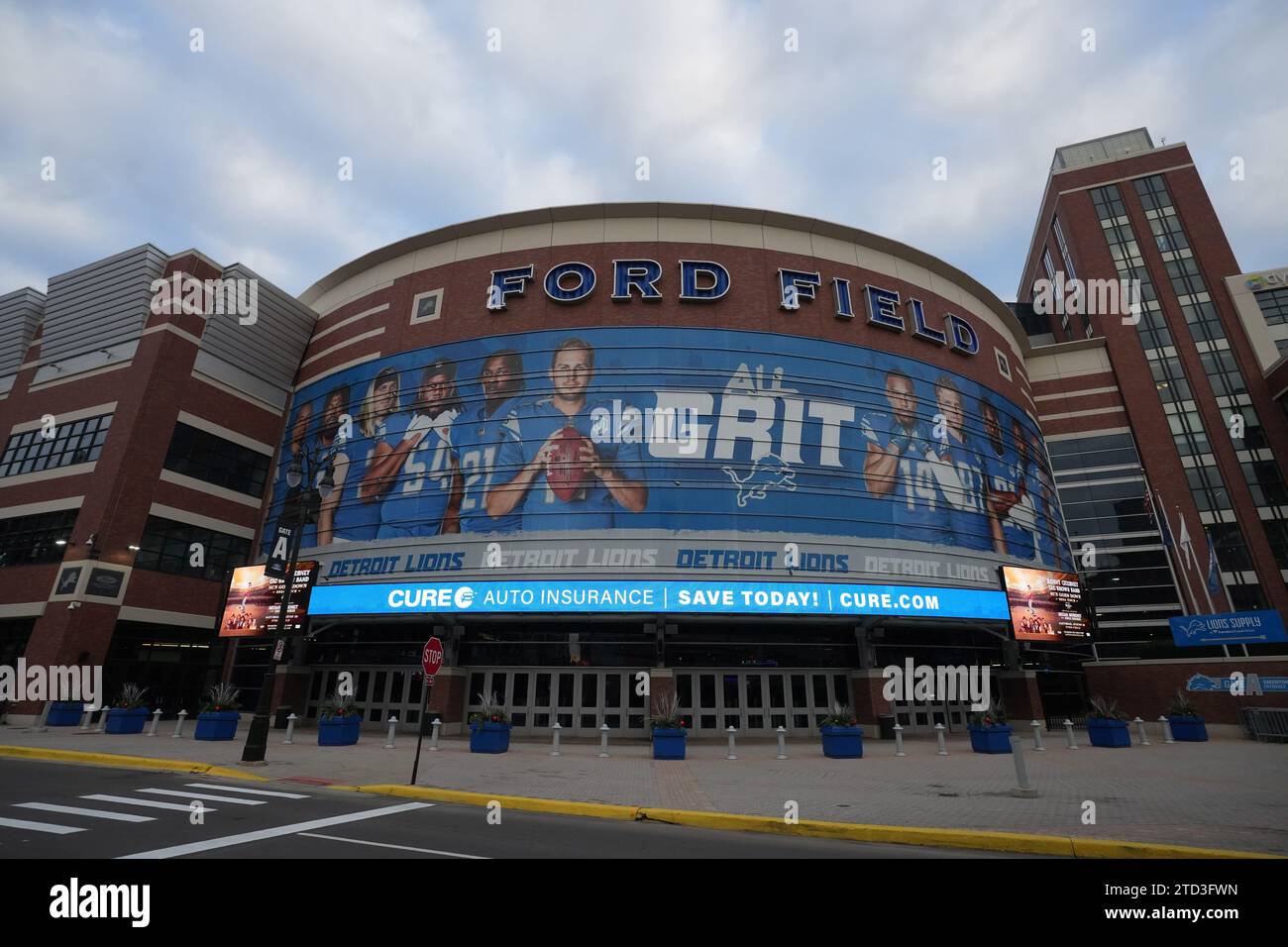 Eine allgemeine Gesamtansicht des Ford Field Exterieur mit Bildern von Detroit Lions Linebacker Alex Anzalone (34), Defendsive Lineman Alim McNeill (54), Safety Trey Walker III (21), Quarterback Jared Goff (16), Receiver Amon Ra St. Brown (14) 30, Tight End Sam LaPorta (87), Safety Kerby Joseph (31), Punter Jack Fox (2), Running Back David Montgomery (5) und Dorsback (2023, Detrosey 7). Stockfoto