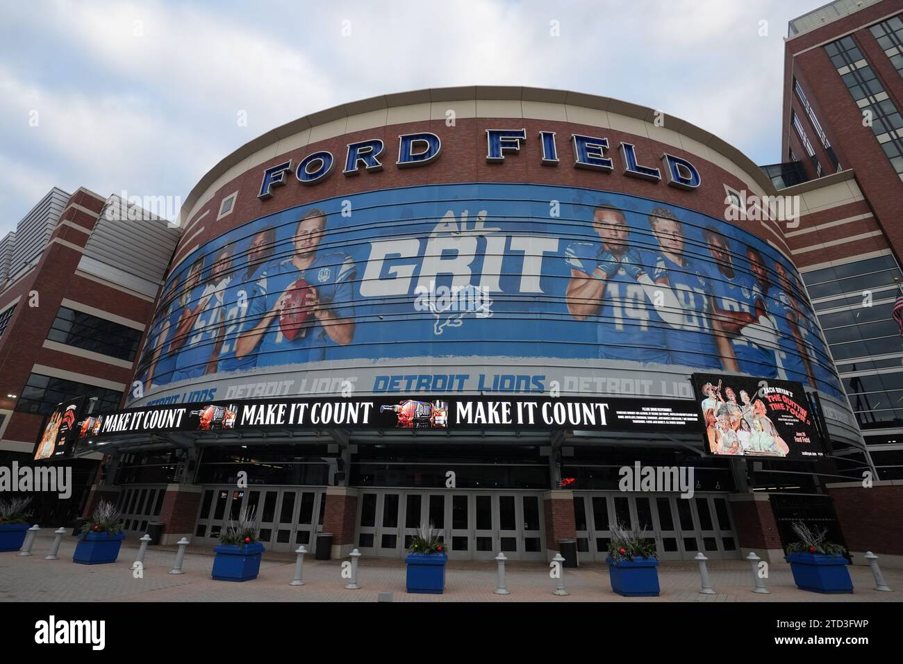 Eine allgemeine Gesamtansicht des Ford Field Exterieur mit Bildern von Detroit Lions Linebacker Alex Anzalone (34), Defendsive Lineman Alim McNeill (54), Safety Trey Walker III (21), Quarterback Jared Goff (16), Receiver Amon Ra St. Brown (14) 30, Tight End Sam LaPorta (87), Safety Kerby Joseph (31), Punter Jack Fox (2), Running Back David Montgomery (5) und Dorsback (2023, Detrosey 7). Stockfoto