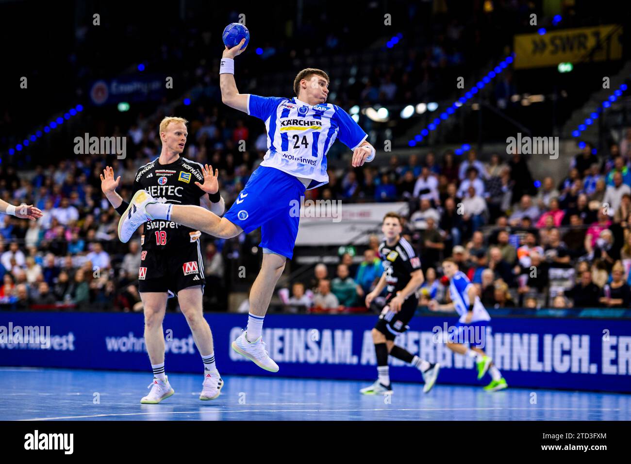 15. Dezember 2023, Baden-Württemberg, Stuttgart: Handball: 1. Bundesliga, Männer, Saison 2023/2024, TVB Stuttgart - HC Erlangen, Porsche Arena. Stuttgarter Lukas Laube (r) im Kampf gegen Erlangen Sebastian Firnhaber (l). Foto: Tom Weller/dpa Stockfoto