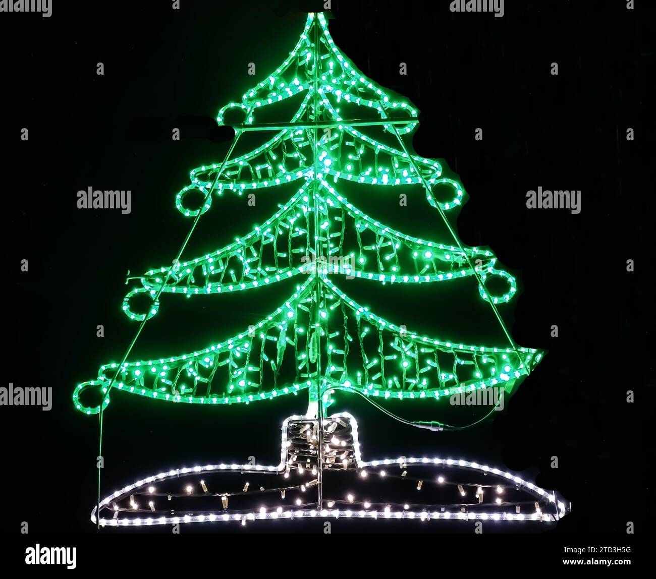 Weihnachtsbaum aus dekorativen Lichtern Stockfoto