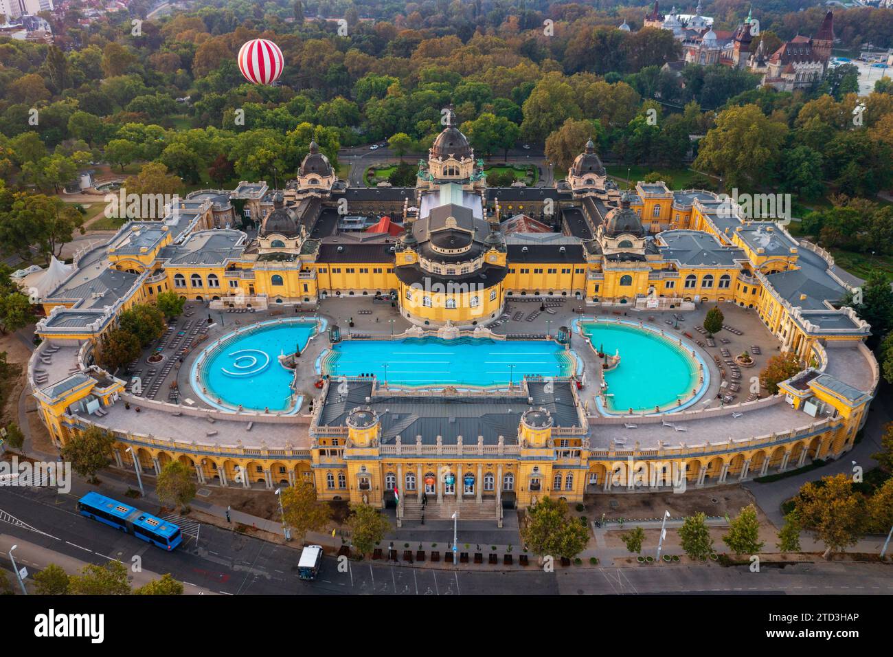 Budapest, Ungarn - aus der Vogelperspektive über das Szechenyi-Thermalbad neben dem Stadtpark. Stockfoto