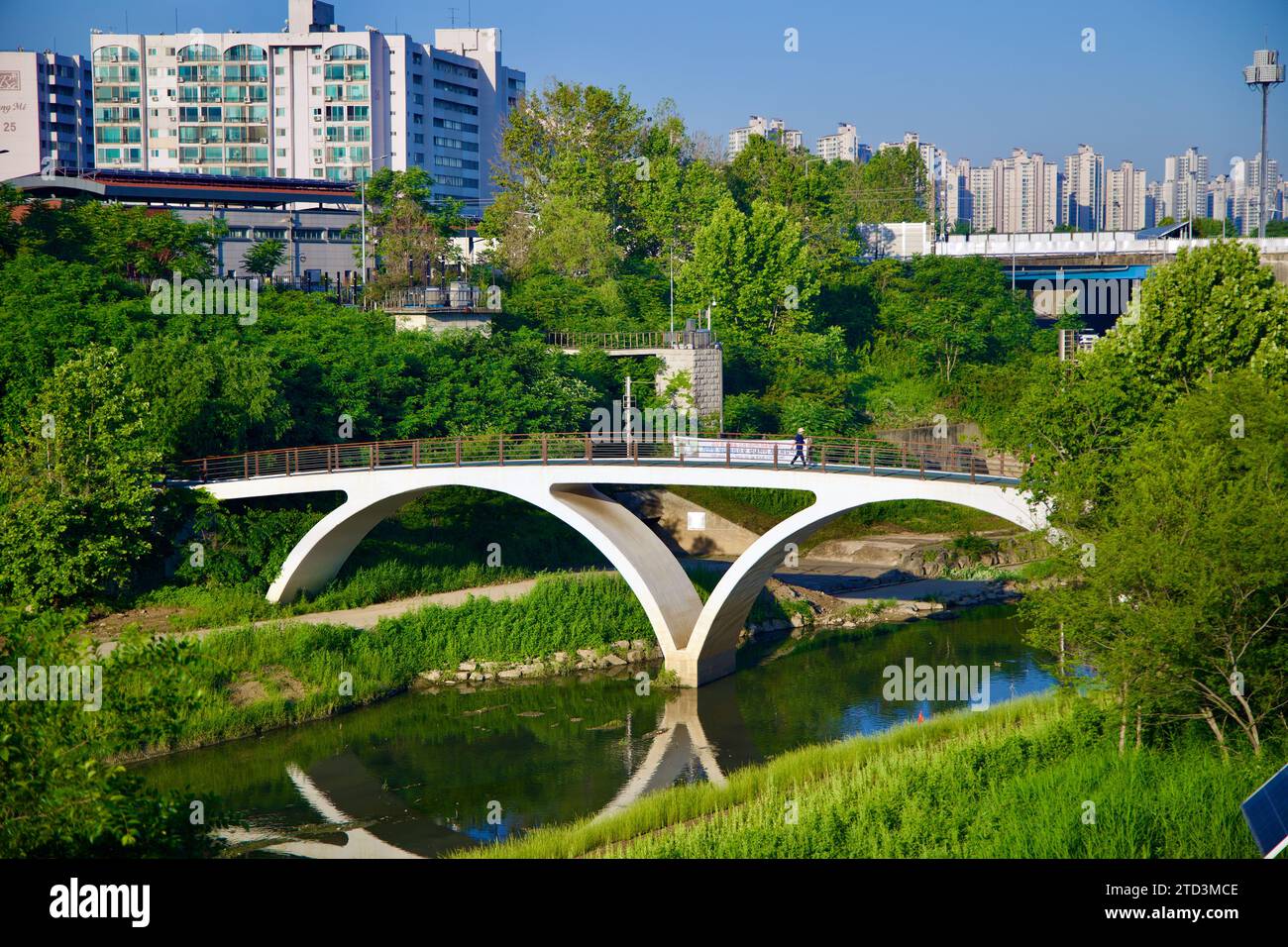 Seoul, Südkorea - 2. Juni 2023: Ein Blick auf eine weitere Wanderbrücke auf dem Songpa Trail mit markanten bogenförmigen Säulen, die zwei halbrunden ähneln Stockfoto