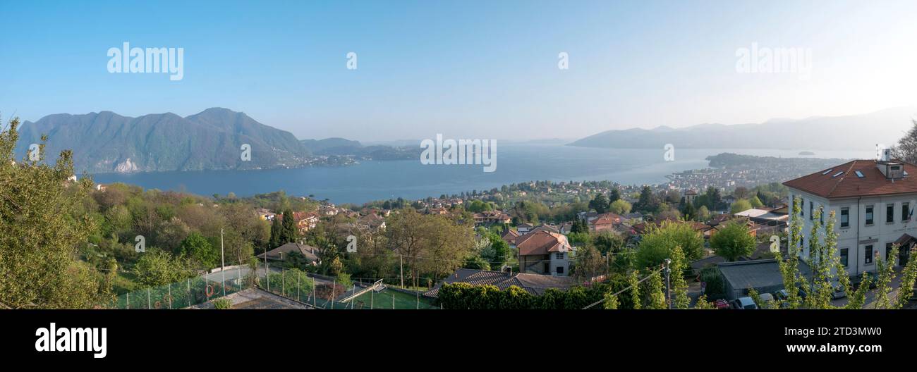 Panoramablick auf den malerischen Lago Maggiore in Norditalien während der Sommer- und Urlaubszeit, Blick von Intra. Stockfoto