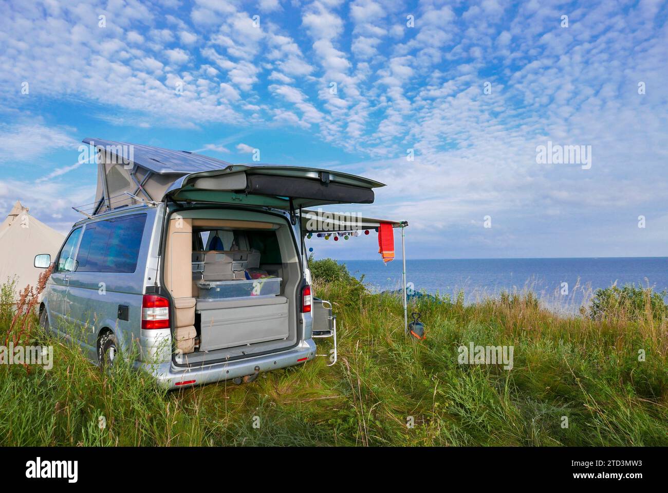 Perfekter Campingplatz mit einem kleinen Mobilheim mit Blick auf das Meer in Dänemark Stockfoto