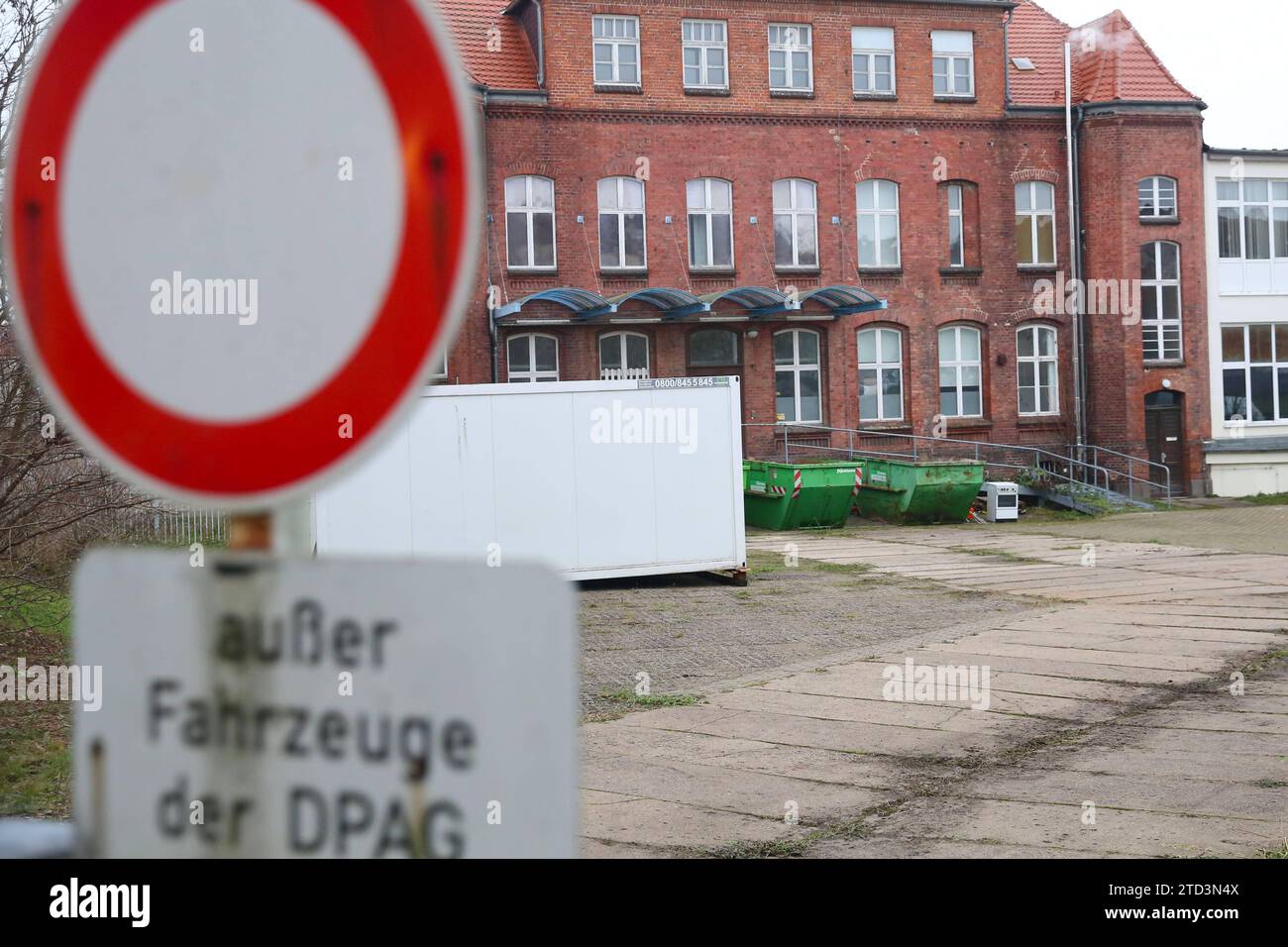 Blick am Freitag 15.12.2023 in Malchin Landkreis Mecklenburgische Seenplatte auf das ehemalige Postamt. Seinerzeit waren die Postämter von Mecklenburg Vorpommern der ganze Stolz einiger Städte. Heute werden sie zum Beispiel als Wohnung genutzt, verfallen oder stehen leer wie das Postamt in Malchin. Das Gebäude wurde 1886 eingeweiht und ist heute eines der besonders gut erhaltenen Bauwerke aus der jüngsten Vergangenheit. *** Blick auf das ehemalige Postamt am Freitag, den 15. 12. 2023 in Malchin, Mecklenburgische Seenplatte früher waren die Postämter Mecklenburg-Vorpommerns Stolz und Freude Stockfoto