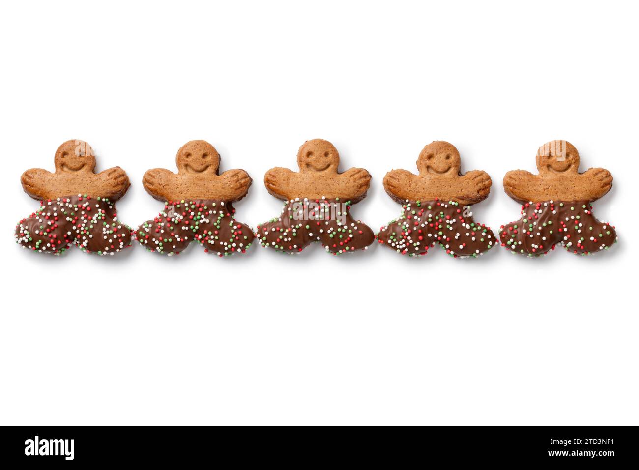 Glückliche Schokoladen-Ingwer-Männer-Kekse in einer Reihe isoliert auf weißem Hintergrund Nahaufnahme Stockfoto