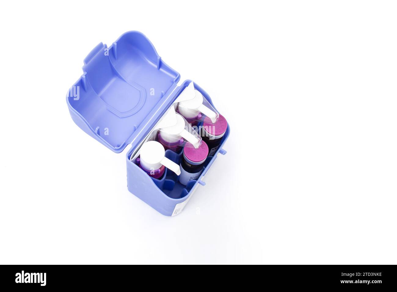 Fläschchen mit Impflösung für Hausstaubmilben-Allergie, in einem blauen Kästchen auf weißem Hintergrund, Draufsicht weicher Fokus Nahaufnahme Stockfoto