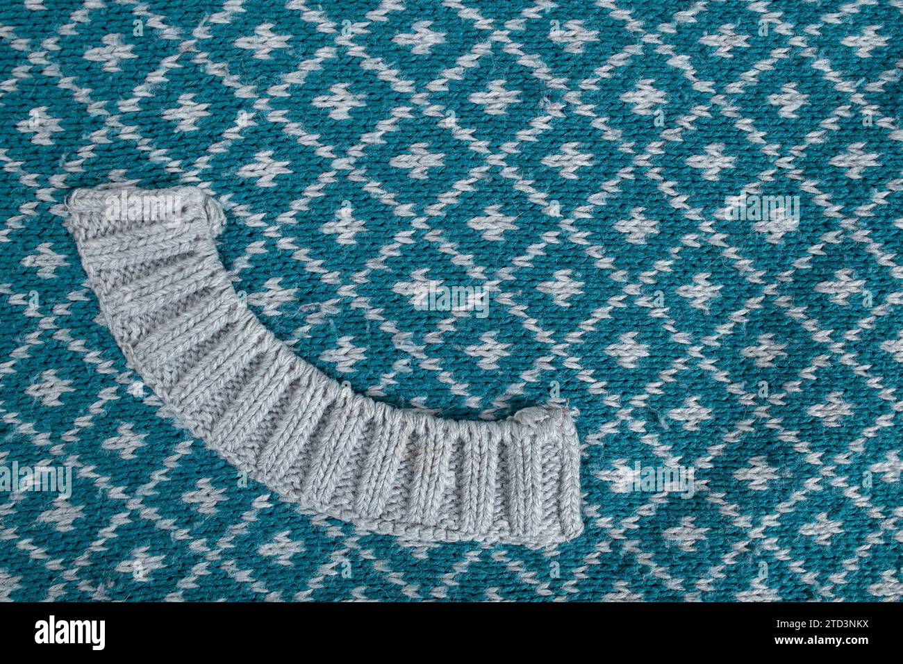 Taschenkragen an einer Strickbluse, abstrakter Hintergrund, Nahaufnahme Stockfoto