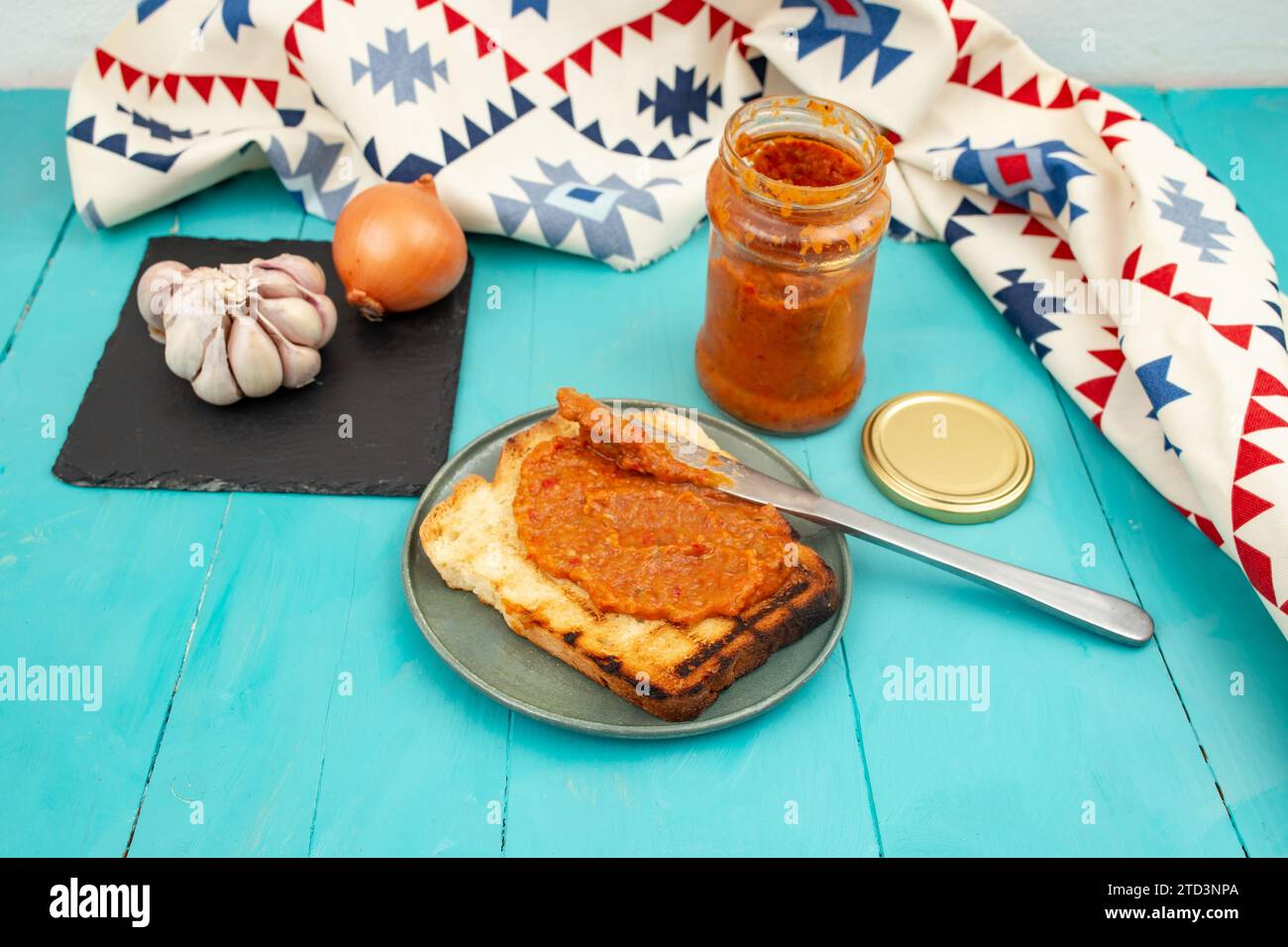 Traditionelle rumänische Küche mit Gemüseaufstrich ( Zacusca) auf einer einzigen Scheibe Toast Stockfoto