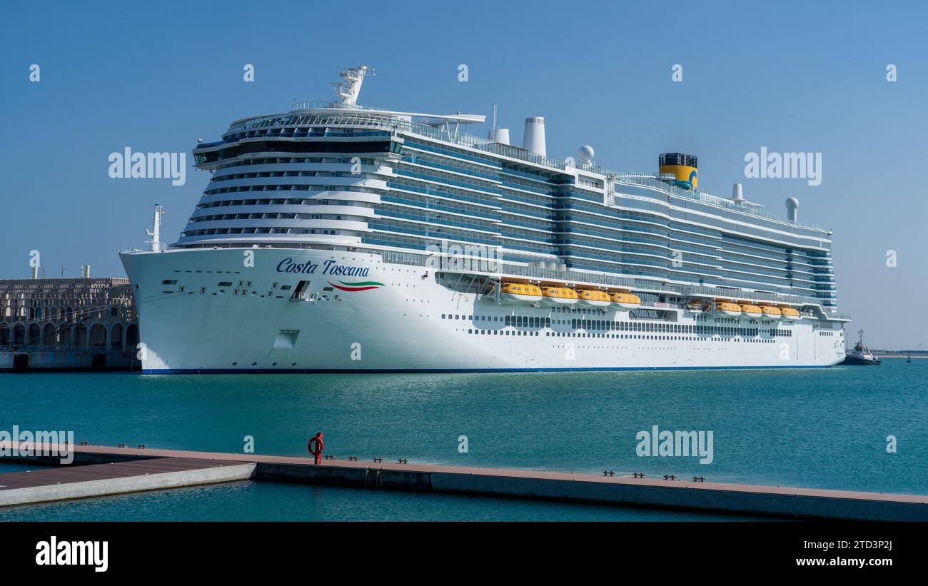 Doha, Katar - Dezember 14,2023 : das Kreuzfahrtschiff Costa toscana legt im alten Hafen von doha an. Stockfoto