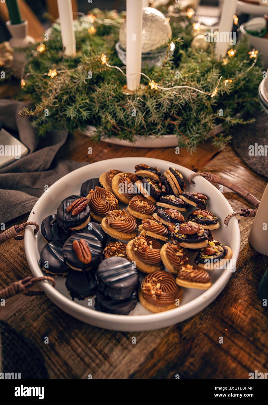 Weihnachtsfeiertage Schokoladen-Mini-Desserts. Schokoladenkekse Stockfoto