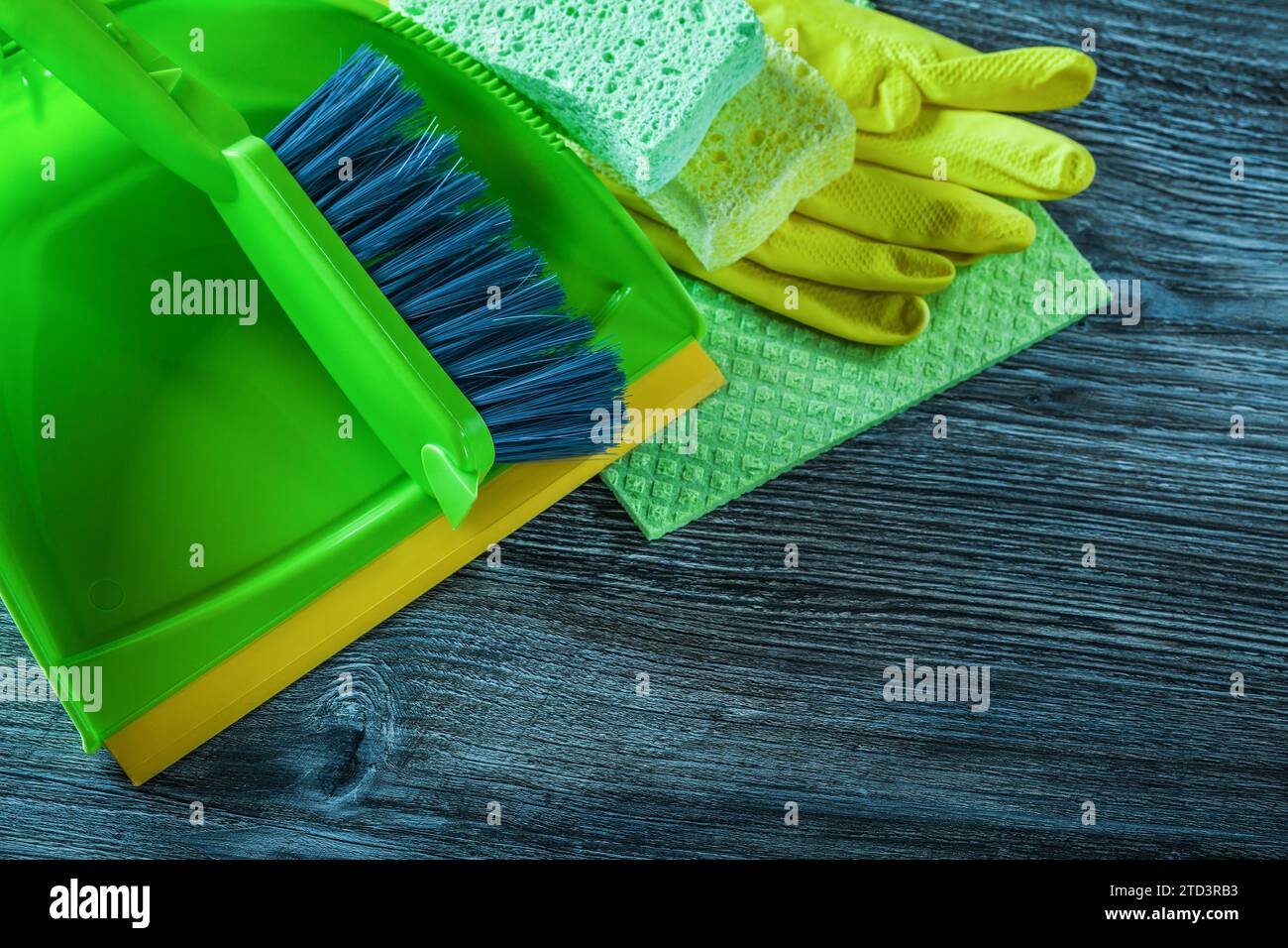 Schmutzpfannenbürste Schwämme Schutzhandschuhe Geschirrtuch auf Holzbrett Stockfoto