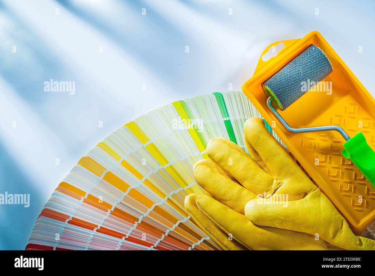 Zusammensetzung der Lackierausrüstung auf weißem Hintergrund Draufsicht Stockfoto