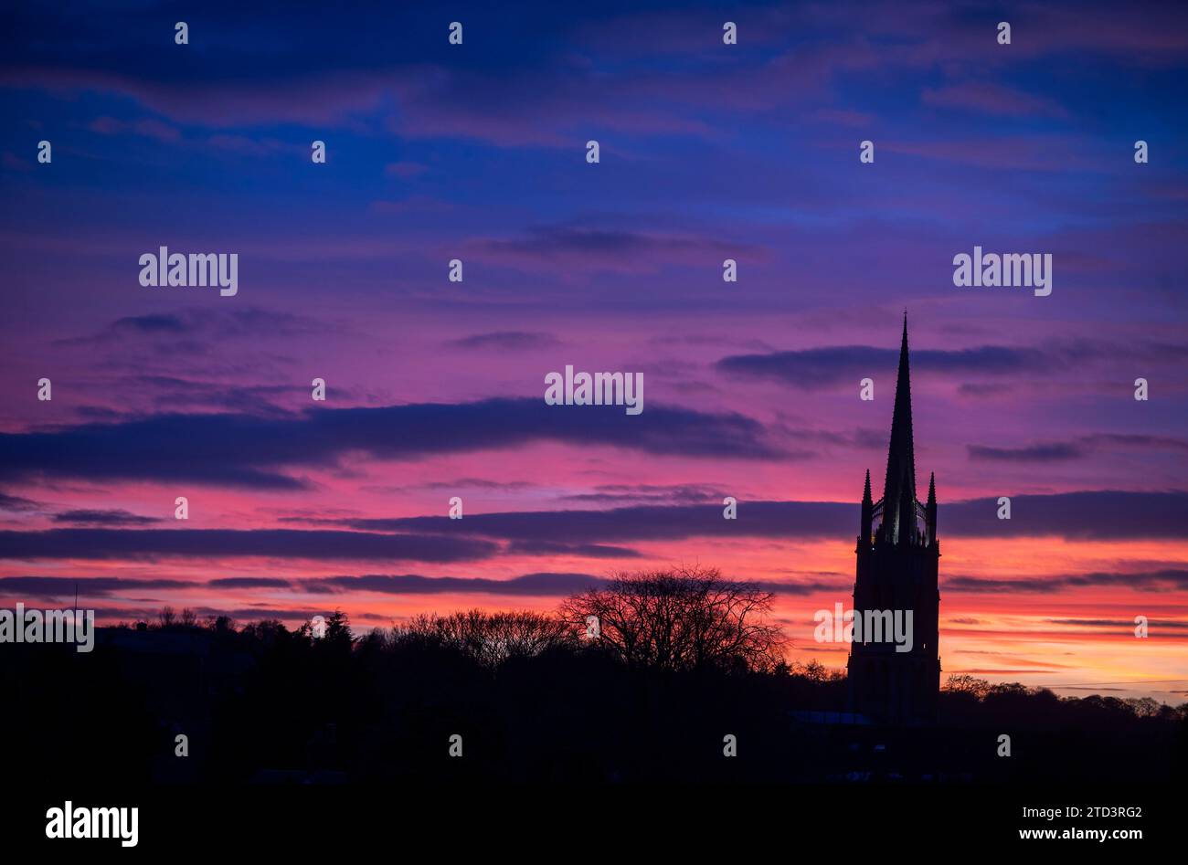 Dezember 2023 Louth, Lincolnshire, England. Ein dramatischer farbenfroher Sonnenuntergang hinter dem Turm der St. Jame’s Church in Louth, Lincolnshire. Hoch über der Landschaft der hübschen Marktstadt am Rande der Lincolnshire Wolds. Stellen Sie Sich Phil Wilkinson Vor Stockfoto
