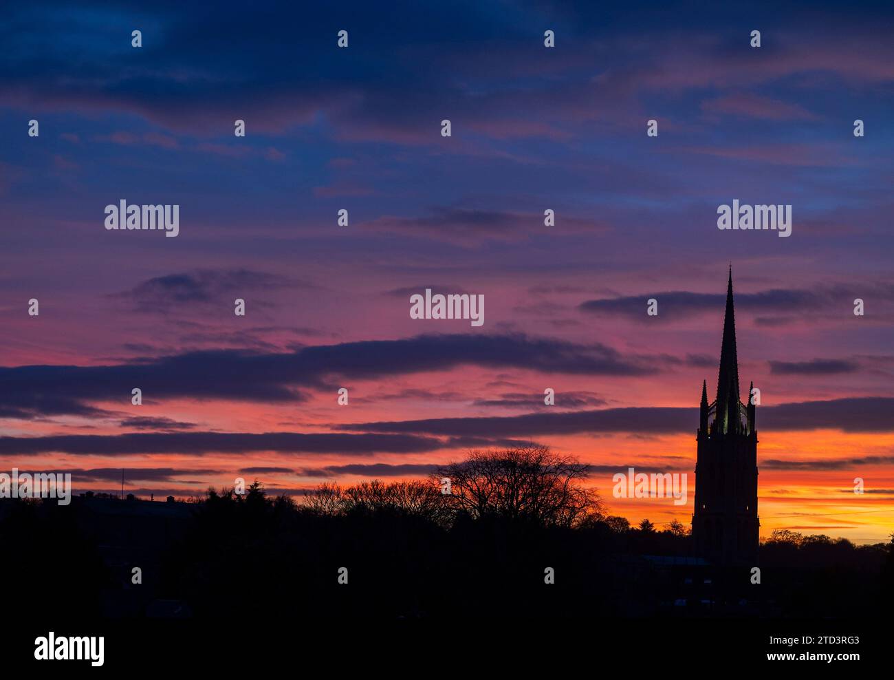 Dezember 2023 Louth, Lincolnshire, England. Ein dramatischer farbenfroher Sonnenuntergang hinter dem Turm der St. Jame’s Church in Louth, Lincolnshire. Hoch über der Landschaft der hübschen Marktstadt am Rande der Lincolnshire Wolds. Stellen Sie Sich Phil Wilkinson Vor Stockfoto