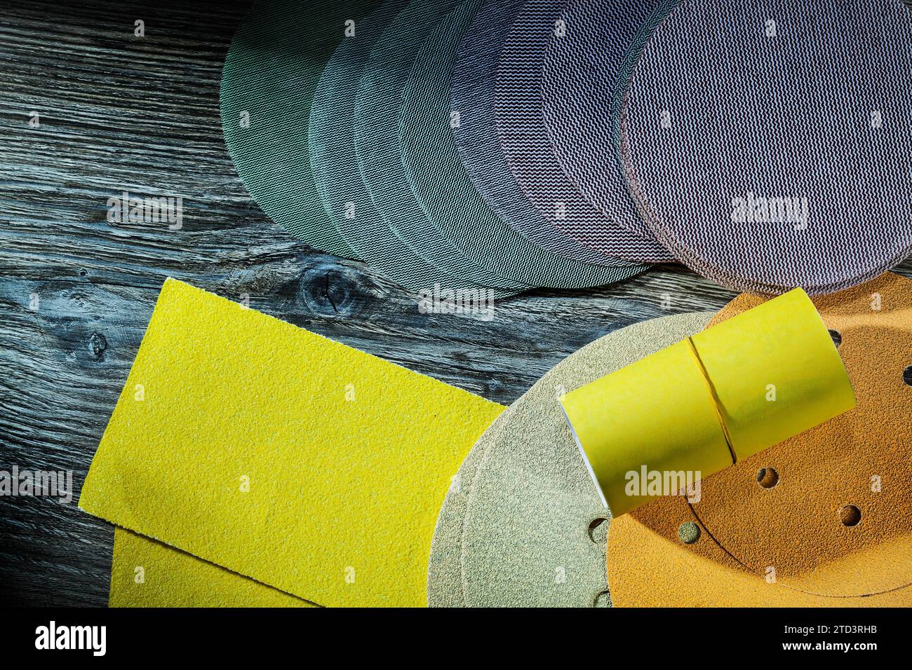 Schleifwerkzeuge Glaspapier und Schleifscheiben auf Vintage-Holz Stockfoto