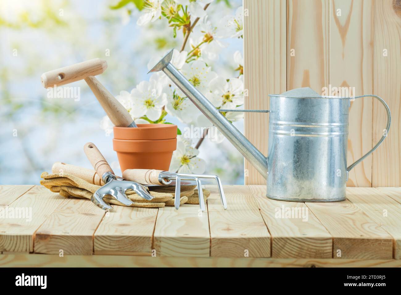 Metallgießkanne für landwirtschaftliche Werkzeuge Gabeln Handschuhe und Schwimmtopf Stockfoto