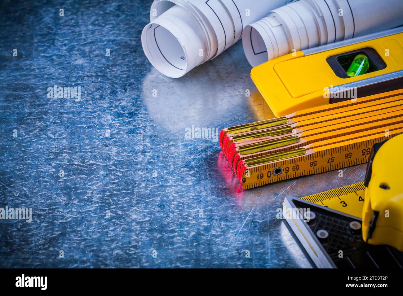 Horizontale Version von Hausverbesserungswerkzeugen auf metallisch verkratzte Oberflächen und Architekturkonzept Stockfoto