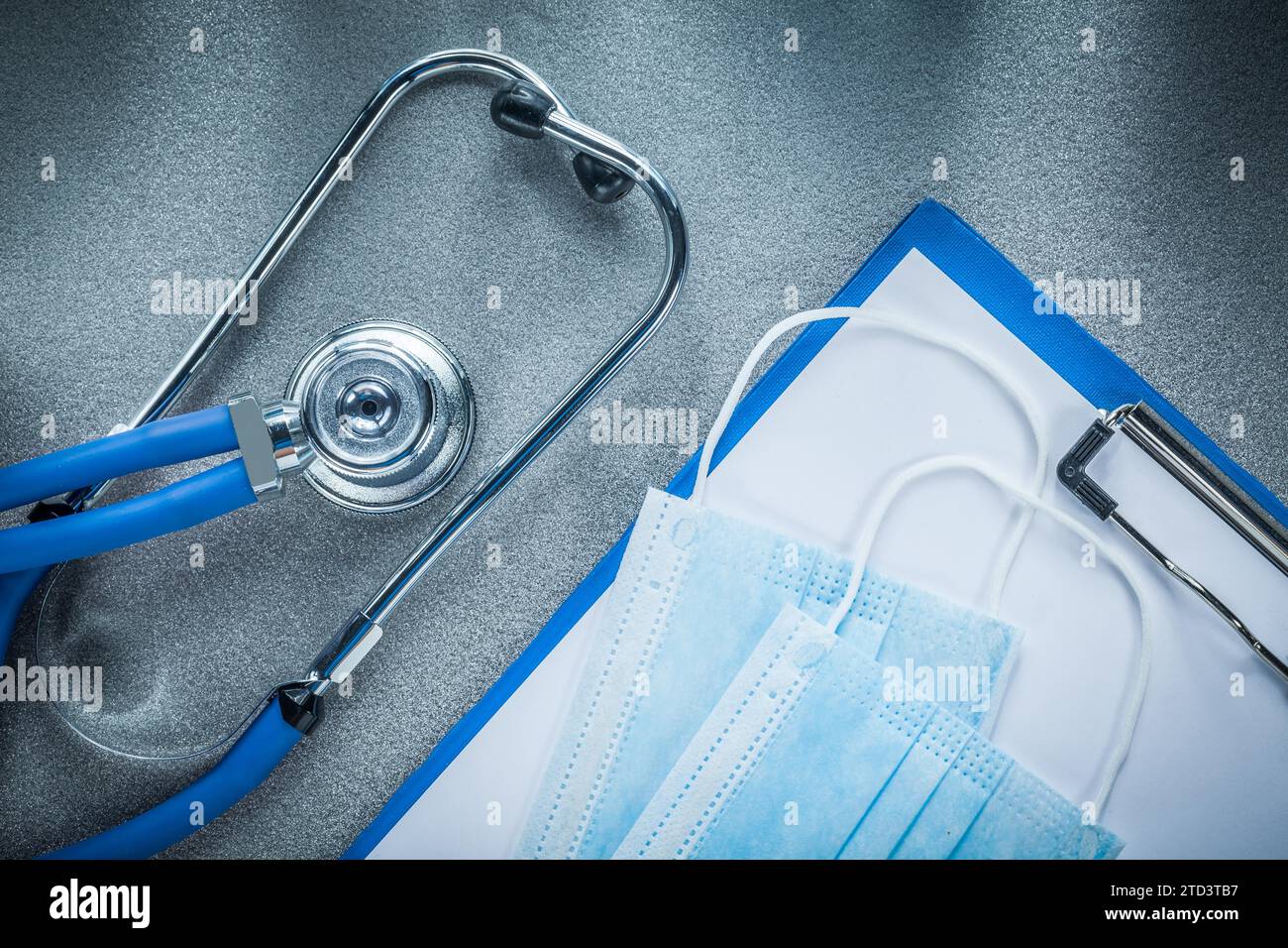 Stethoskop Clip Board sterile medizinische Masken auf grauem Hintergrund Stockfoto