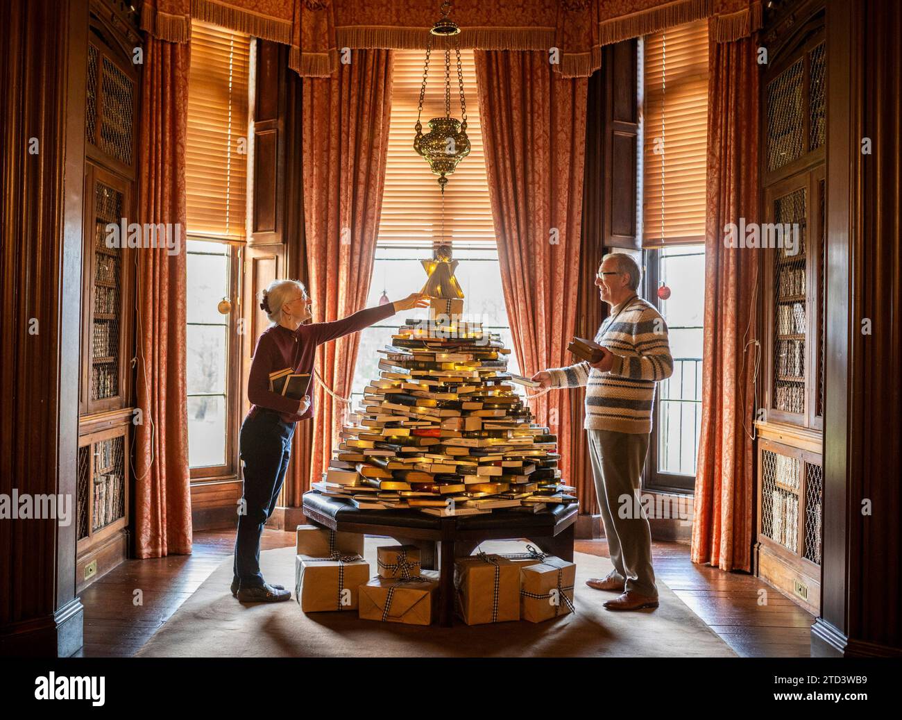 Abbotsford, das Haus von Sir Walter Scott. In Der Nähe Von Melrose, Schottische Grenzen, Schottland. Zu Weihnachten können Besucher in Abbotsford, dem Haus von Sir Walter Scott, den „Waverley Tree“ sehen, Einen Weihnachtsbaum-Buchstapel mit Hunderten von Büchern von Sir Walter Scott. Der Baum ist in der Bibliothek berühmter Autoren. Abbotsford ist für Besucher während der Festtage geöffnet. Picture Phil Wilkinson / Alamy Live News Stockfoto