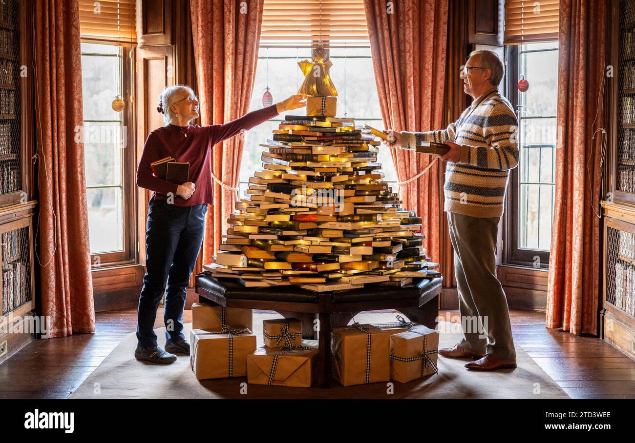 Abbotsford, das Haus von Sir Walter Scott. In Der Nähe Von Melrose, Schottische Grenzen, Schottland. Zu Weihnachten können Besucher in Abbotsford, dem Haus von Sir Walter Scott, den „Waverley Tree“ sehen, Einen Weihnachtsbaum-Buchstapel mit Hunderten von Büchern von Sir Walter Scott. Der Baum ist in der Bibliothek berühmter Autoren. Abbotsford ist für Besucher während der Festtage geöffnet. Picture Phil Wilkinson / Alamy Live News Stockfoto