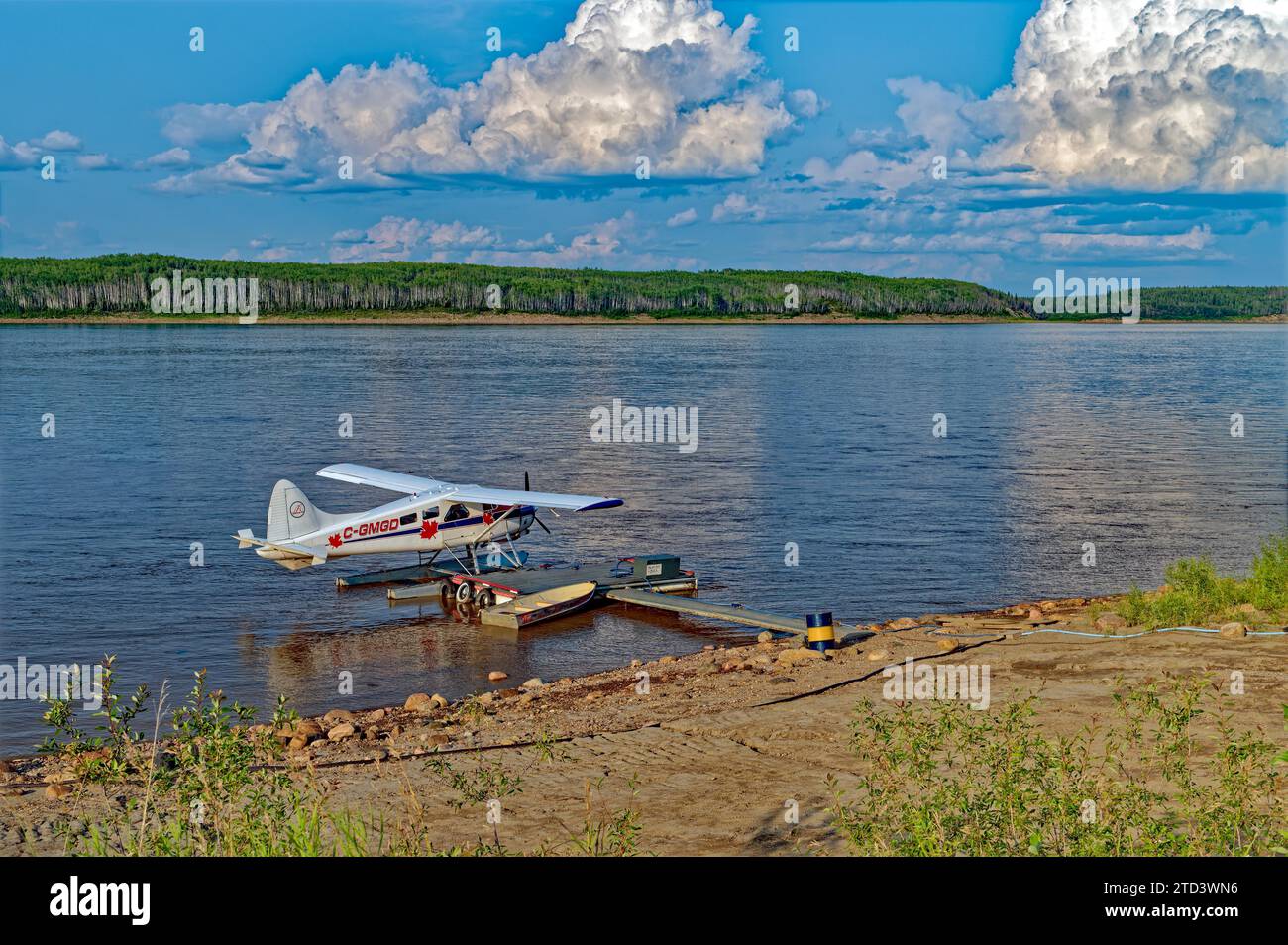 Wasserflugzeug auf dem Mackenzie River, Fort Simpson, Northwest Territories, Kanada Stockfoto
