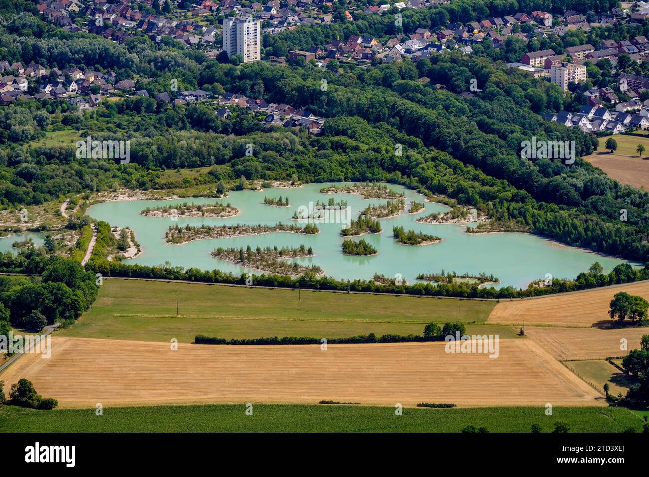 Naturschutzgebiet Dyckerhoffsee, blaue Lagune mit türkisfarbenem Wasser in Beckum in Nordrhein-Westfalen Stockfoto