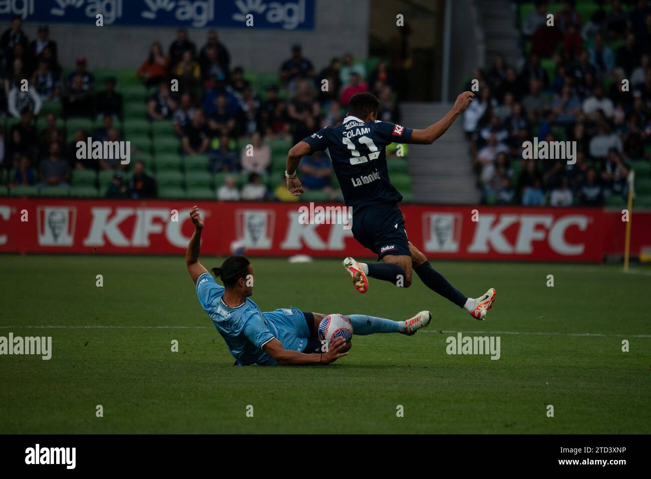 Melbourne, Australien. Dezember 2023. Sydney FC Defender Jack Rodwell (#6) holt sich den Ball von Melbourne Victory FC Forlami (#11) mit einer gleitenden Herausforderung weg. Quelle: James Forrester/Alamy Live News Stockfoto