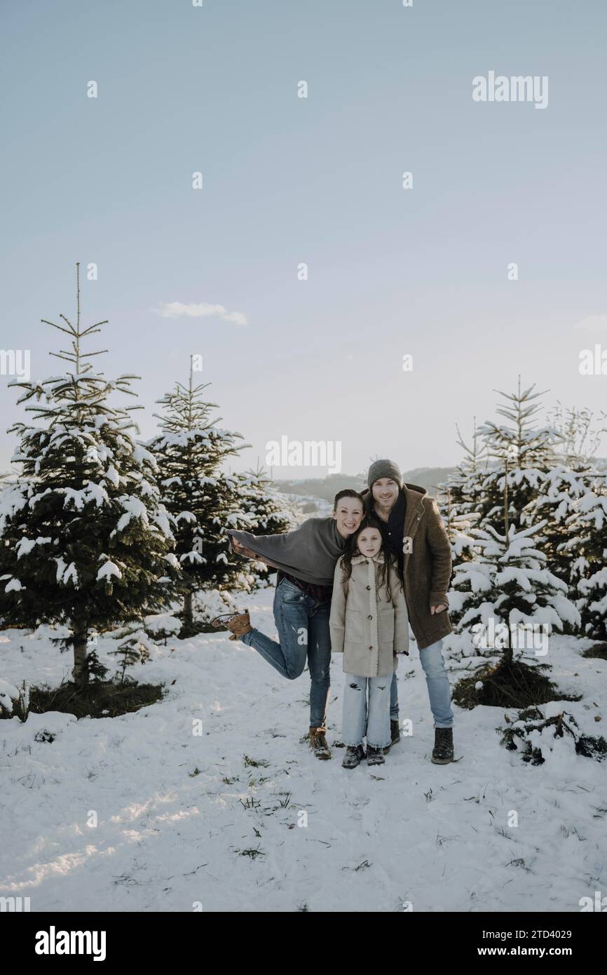Familie in einer verschneiten Landschaft Stockfoto