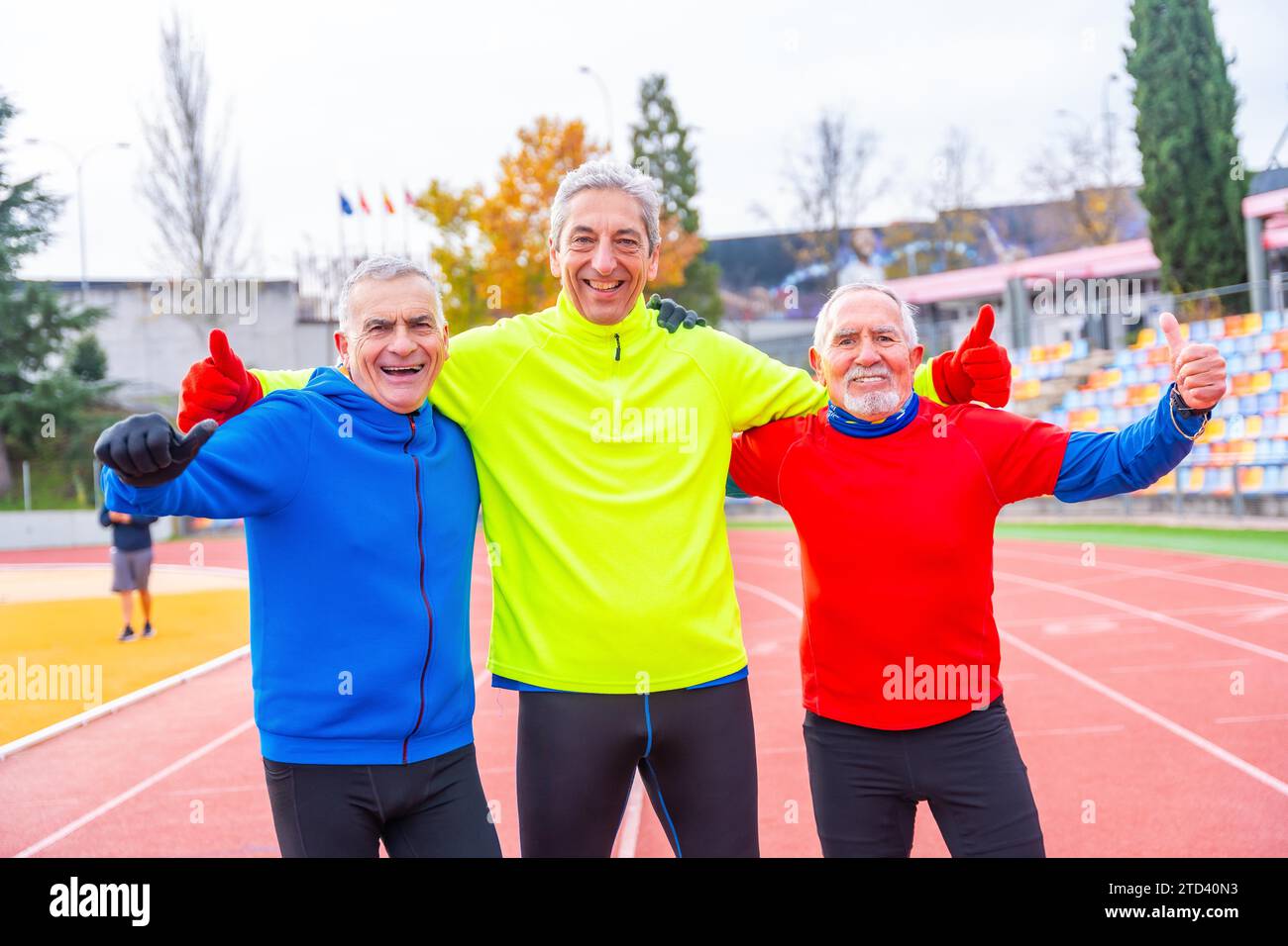 Senior-Gruppe von Freunden, die nach einem sportlichen Lauf erfolgreich sind Stockfoto