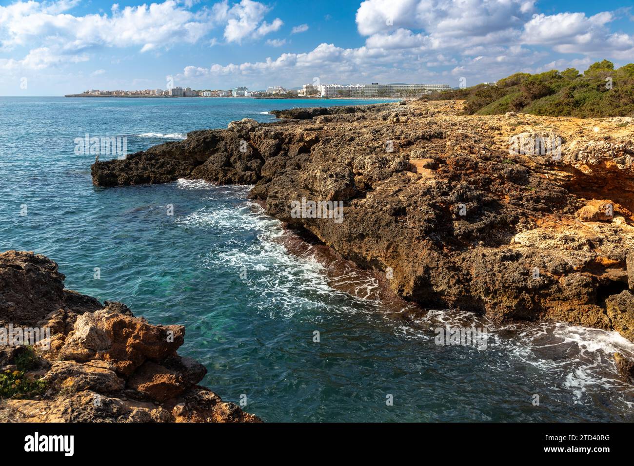 Felsige Küste im Naturschutzgebiet Punta de n´Amer bei Cala Millor, Mallorca Stockfoto