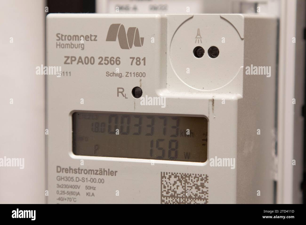 Symbolisches Bild der Energiekosten im Haushalt, digitaler Stromzähler in einer Wohnung, Betreiber Stromnetz Hamburg, Hamburg, Deutschland Stockfoto