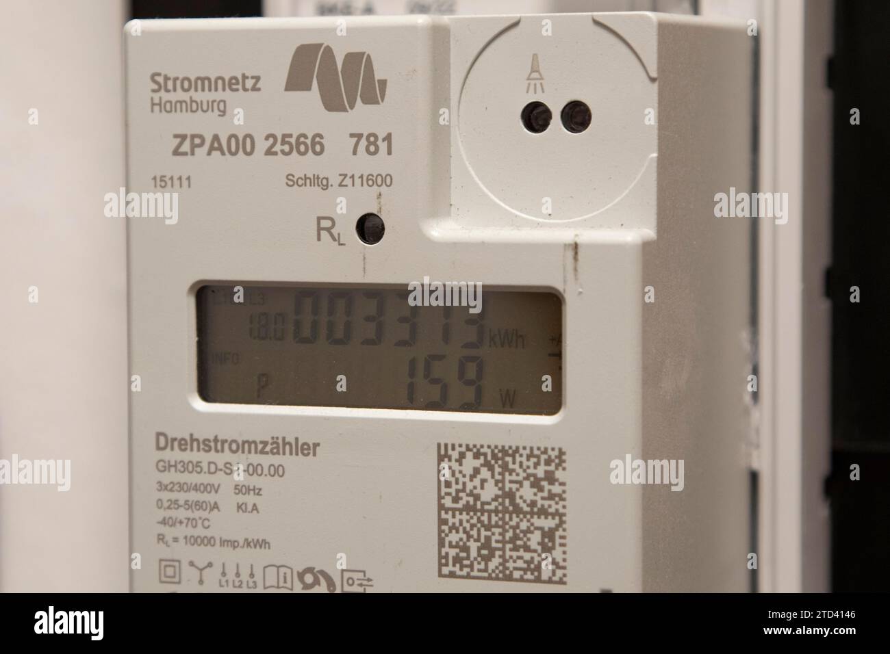 Symbolisches Bild der Energiekosten im Haushalt, digitaler Stromzähler in einer Wohnung, Betreiber Stromnetz Hamburg, Hamburg, Deutschland Stockfoto