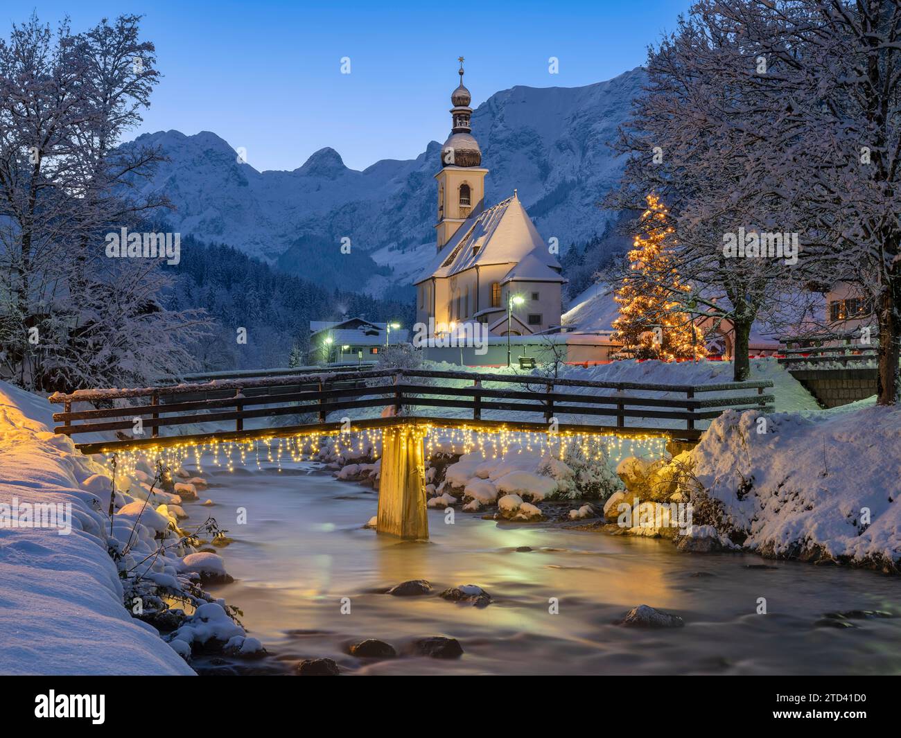 Weihnachten Pfarrkirche St. Sebastian, Winter, Schnee, Feenlicht, Ramsau, Ramsau bei Berchtesgaden, Bayern Stockfoto