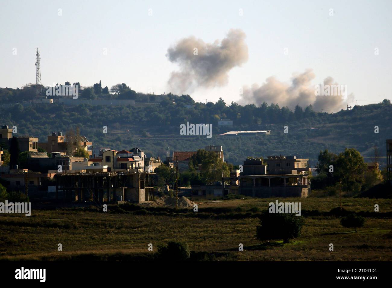 Beirut, Libanon. Dezember 2023. Rauch steigt nach einem israelischen Luftangriff in Majdal Zoun, Libanon, 15. Dezember 2023. (Foto: Ali Hashisho/Xinhua) Credit: Xinhua/Alamy Live News Stockfoto