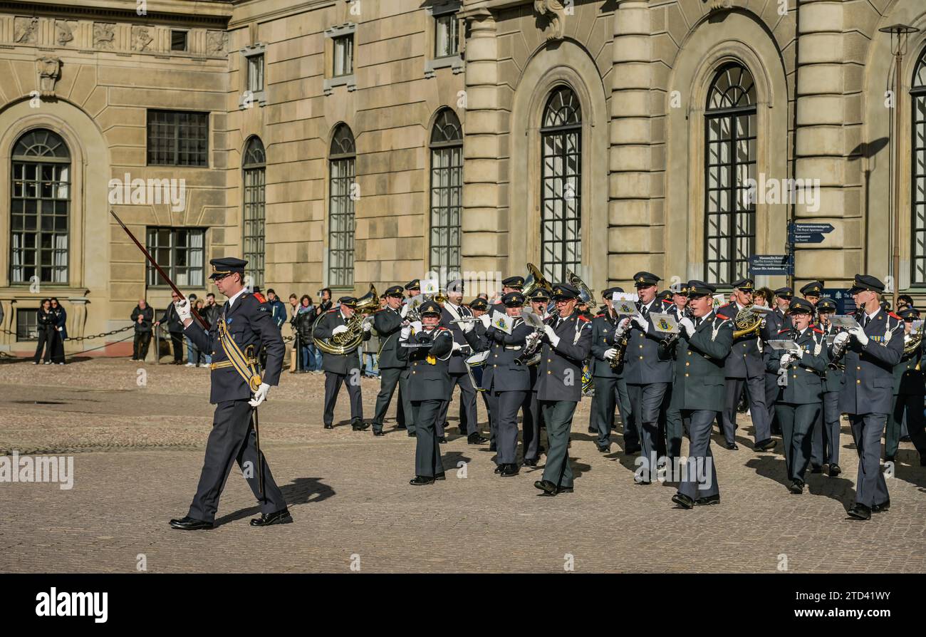 Musikband, Wachwechsel, Paradeplatz, Yttre Borggarden, Königliches Schloss, Kungliga slottet, Stockholm, Schweden Stockfoto