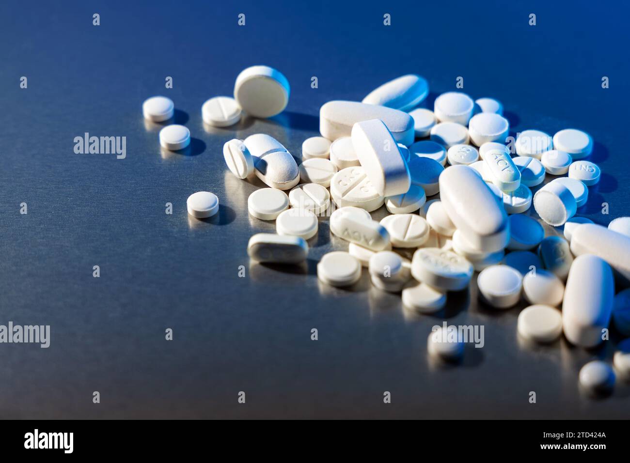 Weiße Pillen und Tabletten, Arzneimittelhintergrund Stockfoto