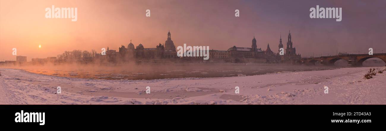 Dresden, Morgennebel über der Elbe. Mit Temperaturen von bis zu 20 Grad unter Null bot die Elbe im Winter ein besonderes Naturschauspiel Stockfoto